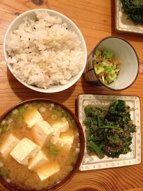 菜の花の胡麻和え、ネギ入り納豆、豆腐とネギの味噌汁、十六穀米。Rapini in sesame sauce, natto with scallions, miso soup with tofu and scallions, and 16-grain rice / naotakem