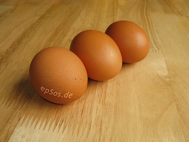 3 Brown Boiled Chicken Eggs / epSos.de